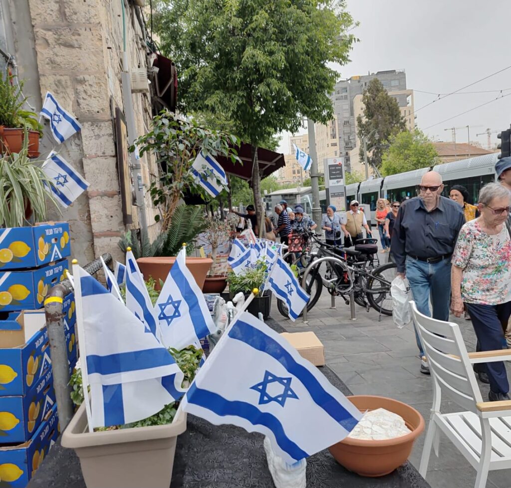 דגלי ישראל בשוק מחנה יהודה לפני יום העצמאות 2025 בירושלים