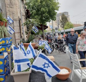 דגלי ישראל בשוק מחנה יהודה לפני יום העצמאות 2025 בירושלים