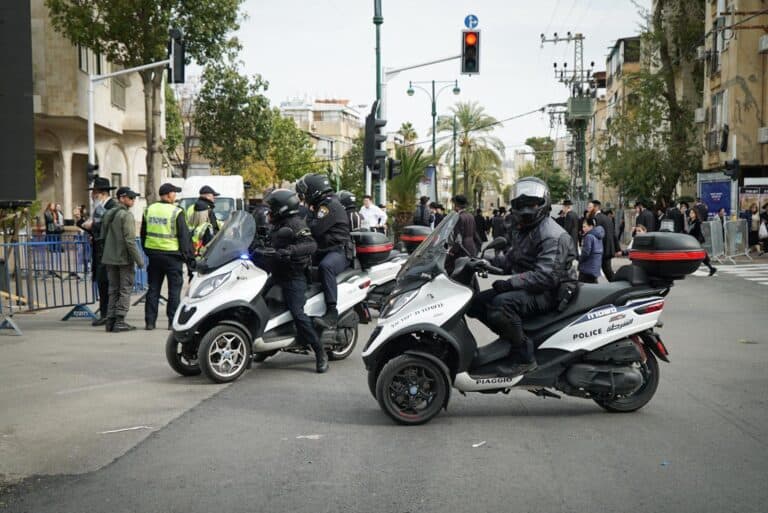 שוטרים רכובים על אופנועים חוסמים צומת מרכזי בבני ברק לקראת לוויה