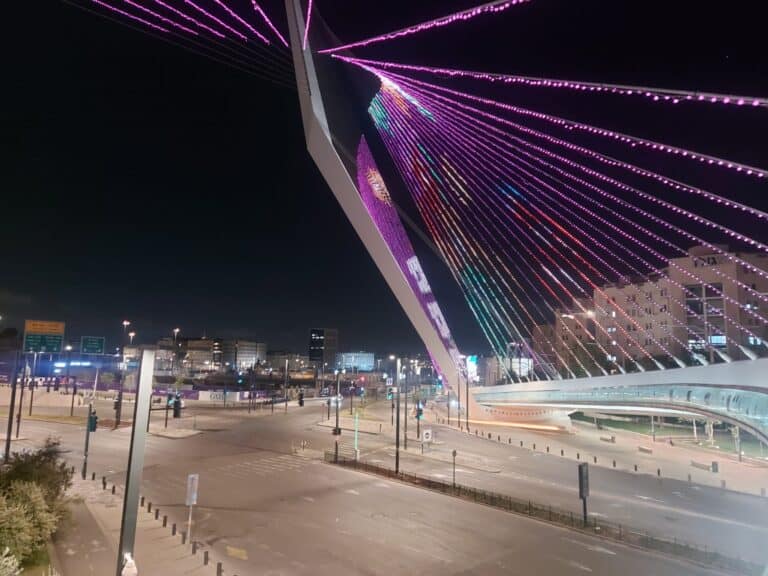 גשר המיתרים בירושלים מואר בלילה באורות צבעוניים, מבט מכיוון הכניסה לעיר