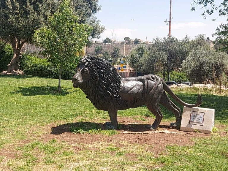 פסל האריה של משכנות שאננים בירושלים – סמל לעמידה ולזהות יהודית