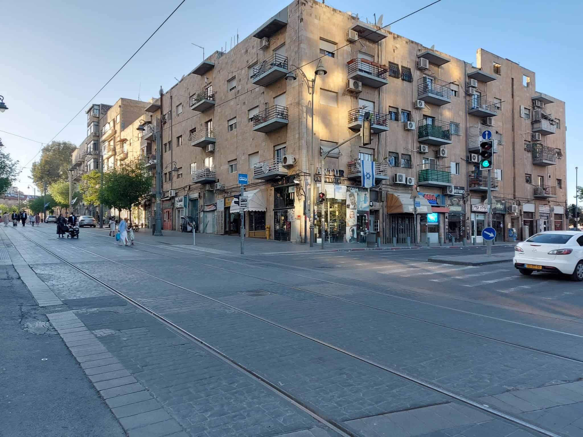 בניין דירות ישן ברחוב יפו בירושלים – מוקד עסקאות נדל"ן רגישות
