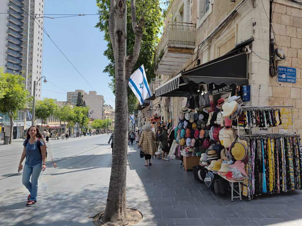 רחוב יפו בירושלים יום אחרי חגיגות יום העצמאות – הדגלים נותרו, התנועה שקטה