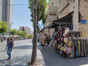 רחוב יפו בירושלים יום אחרי חגיגות יום העצמאות – הדגלים נותרו, התנועה שקטה