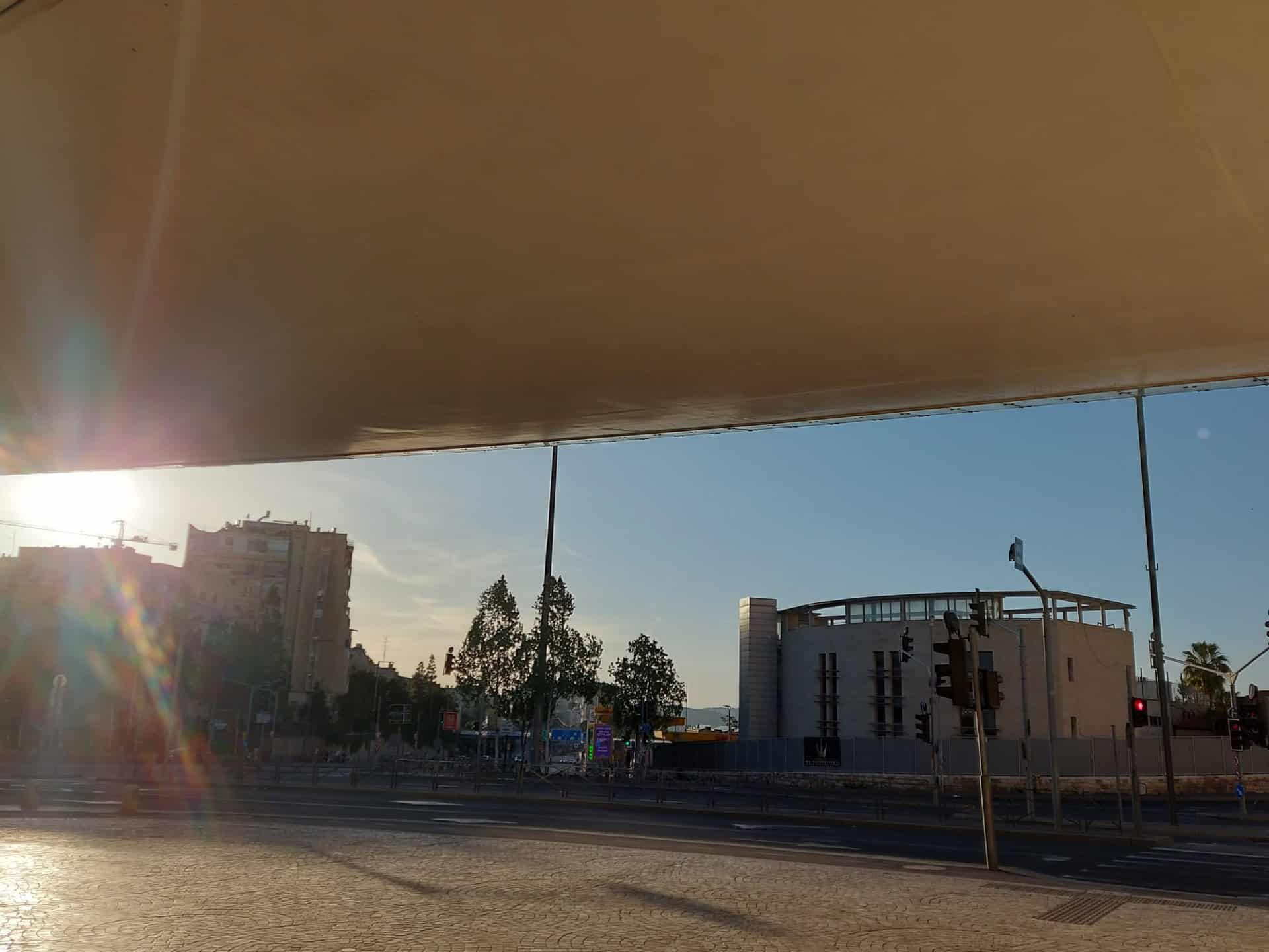 מבט נוף רחב מעל גגות ירושלים, עם שמיים פתוחים ונוף עירוני שמתאים לצילום רחפן