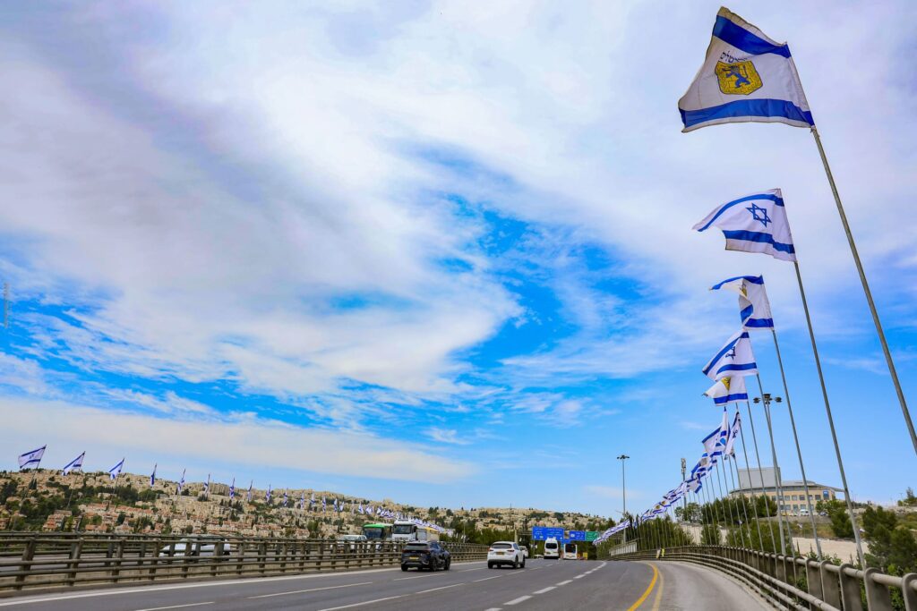 שמיים כחולים ודגל ישראל מתנופף בירושלים ביום העצמאות