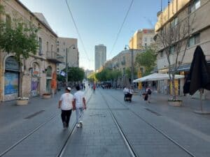 מבט אורבני על מדרחוב יפו בירושלים, עם תשתיות פתוחות, מדרכה סואנת ועבודות רכבת קלה ברקע