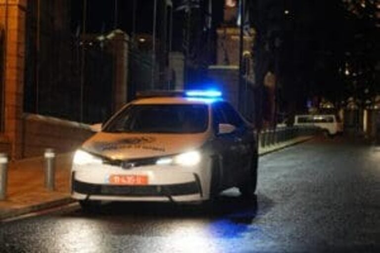 תקריב על ניידת משטרה בחזית תחנת משטרה בישראל