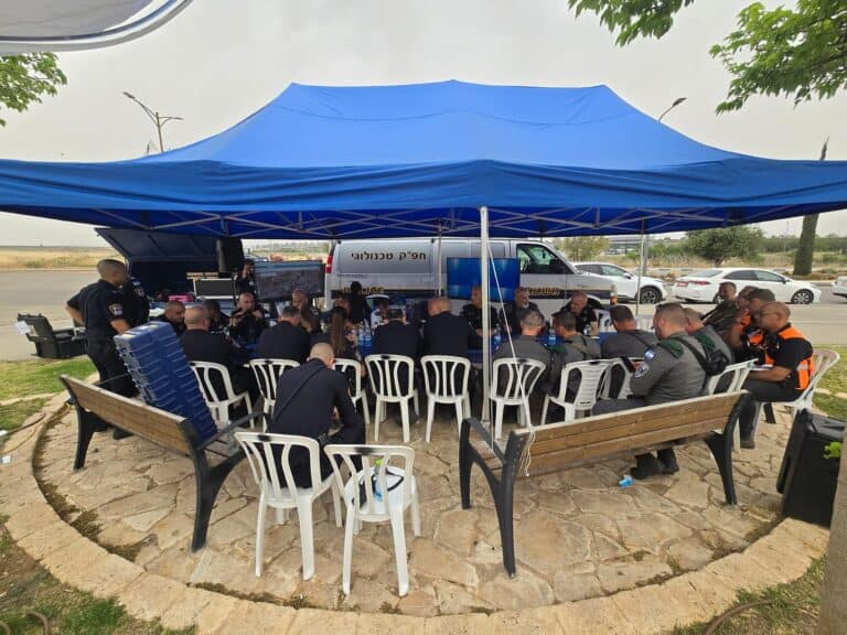 חפ״ק משטרתי טכנולוגי ביישוב אשתאול עם כוחות משטרה וביטחון במהלך השריפה