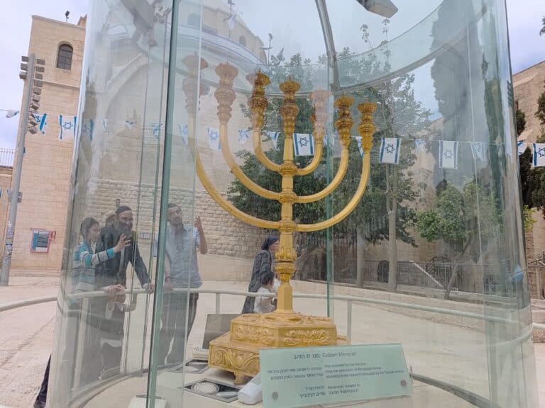נורת זהב בשטח הרובע היהודי בירושלים, מוצגת בתוך מיכל זכוכית