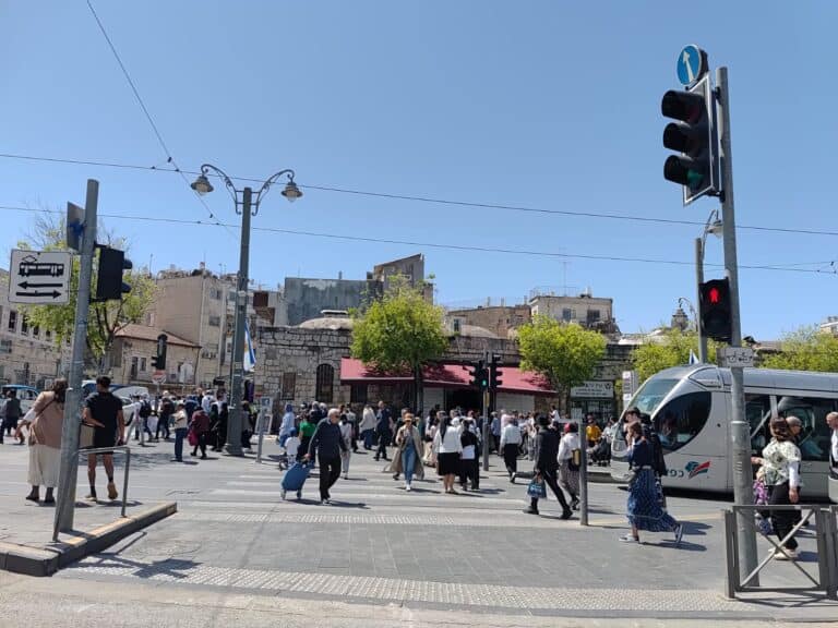 איך מגיעים לשוק מחנה יהודה באוטובוס או ברכבת קלה – תיעוד מהרכבת הקלה ברחוב יפו