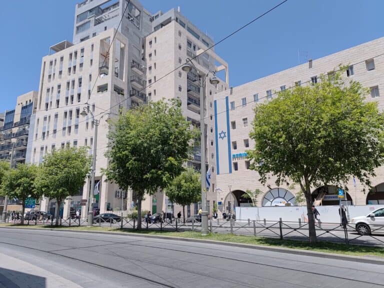 בנייני מגורים ודגלי ישראל תלויים במרכז ירושלים לקראת יום העצמאות