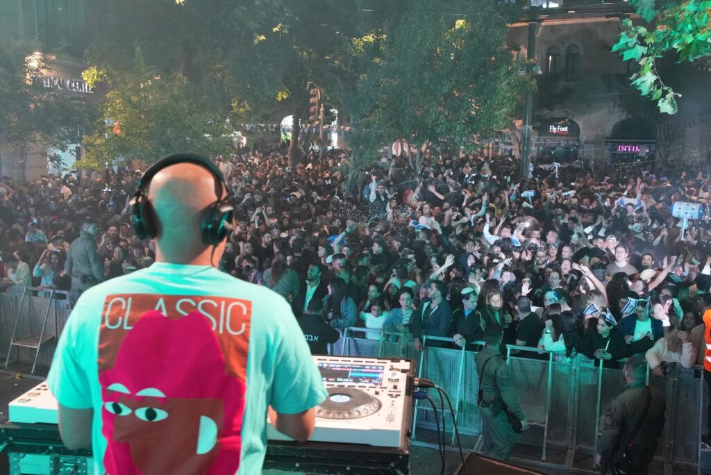 מסיבת יום העצמאות בירושלים עם dj וקהל בגן העצמאות, העיר חוגגת בצאת החג לאחר השריפות