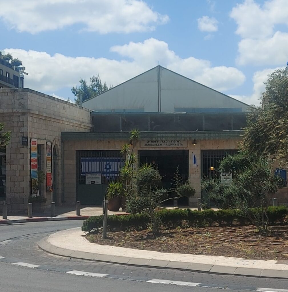 חזית מתחם תחנת הרכבת ירושלים ביום שמשי