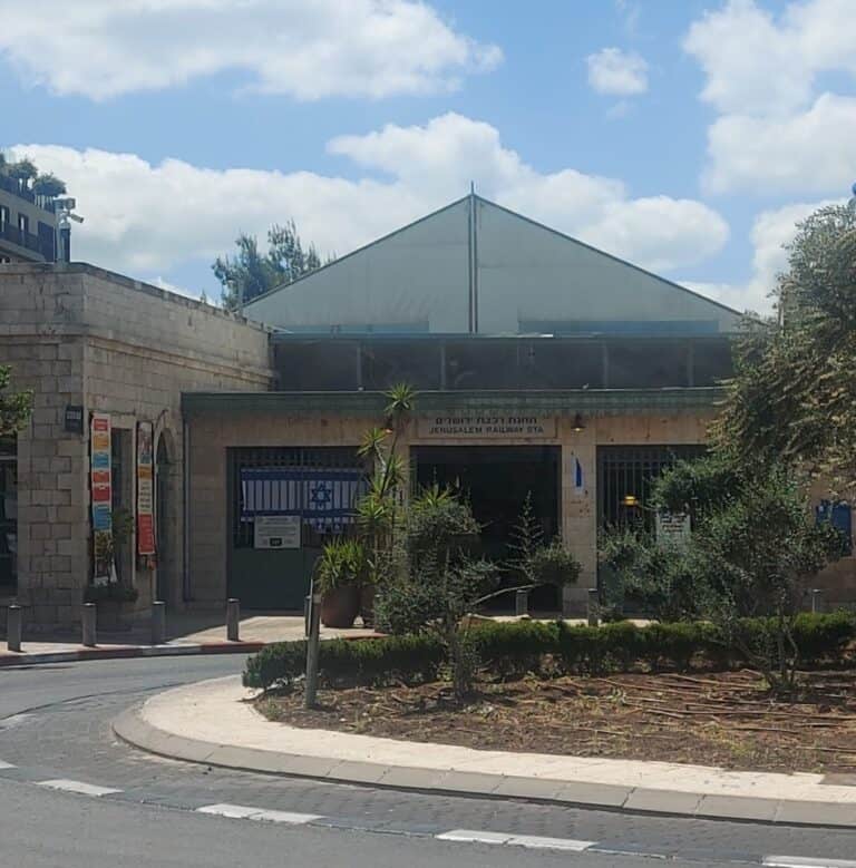 חזית מתחם תחנת הרכבת ירושלים ביום שמשי