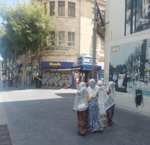 תמונה של אנשים הולכים ברחוב יפו בירושלים, המייצגת את הפסיפס האנושי ואת חיי היום יום התוססים בעיר.