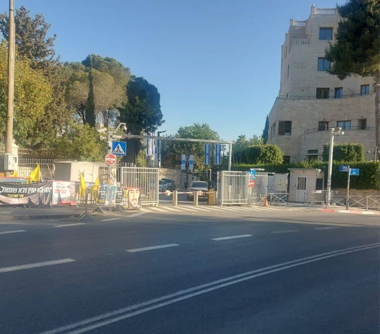 הכניסה לרחוב בלפור בירושלים, עם מאהל המחאה למען השבת החטופים. מבט על אזור המחאה המתמשכת ליד מעון ראש הממשלה