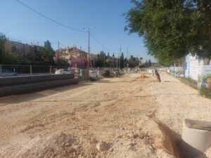 אתר בנייה נרחב ומבולגן בדרך חברון בירושלים, ממחיש את ההשפעה הפיזית של עבודות הרכבת הקלה בקו הכחול