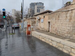 רחוב בירושלים רטוב מגשם ביום מעונן, משקף את מזג האוויר הגשום הצפוי ביום שני 5.5 בעיר