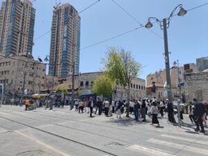 רחוב יפו בירושלים, מראה של תחנת הרכבת הקלה והולכי רגל, המקום שבו סיפור הספירה פוגש את חיי היומיום בעיר
