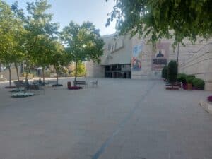 : חזית תיאטרון ירושלים, מוסד תרבות מרכזי בעיר. מבנה התיאטרון והרחבה שלפניו בשעות היום