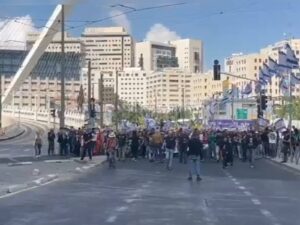 מפגינים ושוטרים בסמוך לגשר המיתרים בירושלים במהלך מחאה שכללה הפרות סדר ועימותים סמוך לקריית הממשלה.