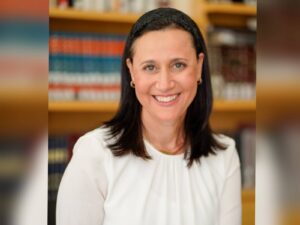 דיוקן של ד"ר שרה שורץ, הדקנית החדשה של מכון שכטר למדעי היהדות בירושלים.