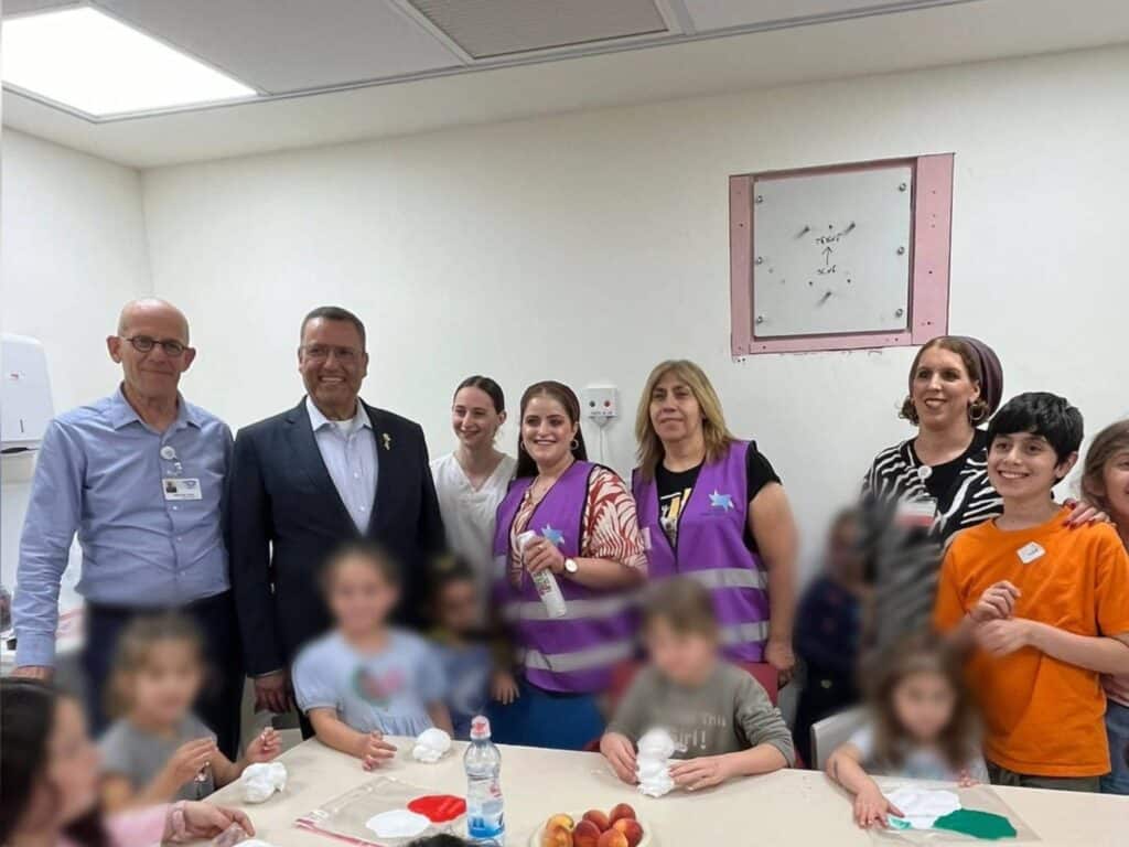 Jerusalem Mayor Moshe Lion visiting Shaare Zedek Medical Center during wartime, alongside staff and children in the hospital’s emergency daycare program