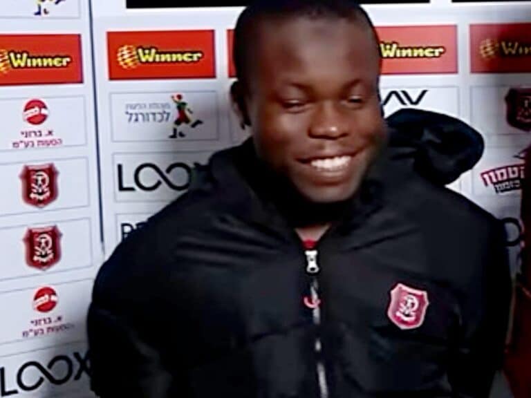 Cedric Don of Hapoel Jerusalem in front of sponsor backdrop, smiling after match – Sport Channel screenshot