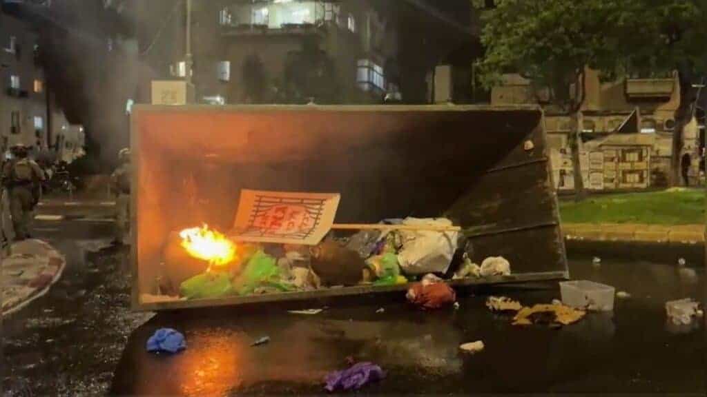 פח אשפה בוער וחסימת נתיב במחאת חרדים סביב חוק הגיוס בירושלים