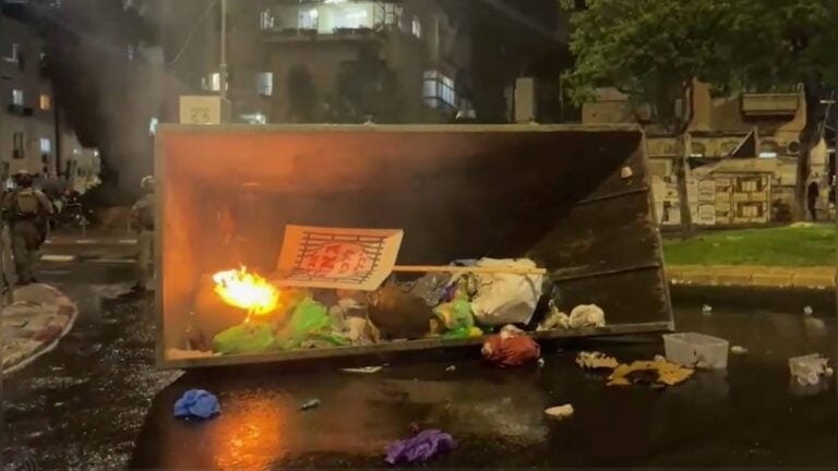 פח אשפה בוער וחסימת נתיב במחאת חרדים סביב חוק הגיוס בירושלים