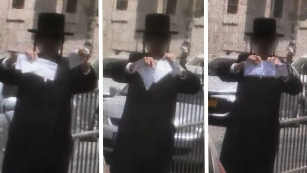 Surat wajib tentera dimusnahkan di Baitulmaqdis berhampiran kereta posmen di kawasan ultra-Ortodoks