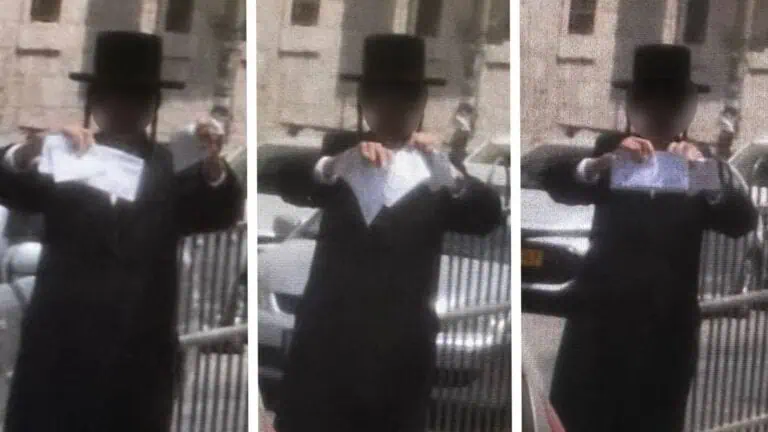 Surat wajib tentera dimusnahkan di Baitulmaqdis berhampiran kereta posmen di kawasan ultra-Ortodoks