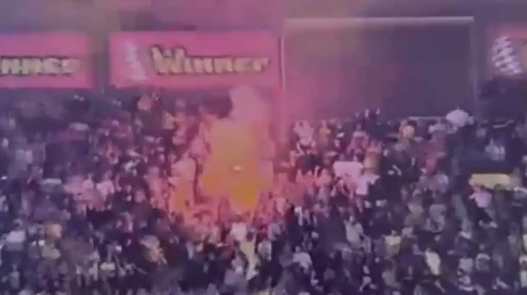 Suar dan asap di Stadium Teddy semasa perlawanan bola sepak di Baitulmaqdis