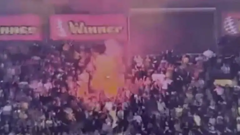 Suar dan asap di Stadium Teddy semasa perlawanan bola sepak di Baitulmaqdis