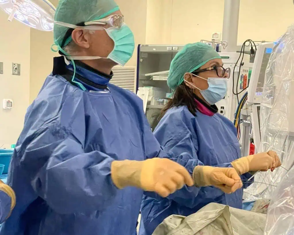 Profesor di Hadassah Ein Kerem di Baitulmaqdis menjalankan kateterisasi jantung dan penggantian injap