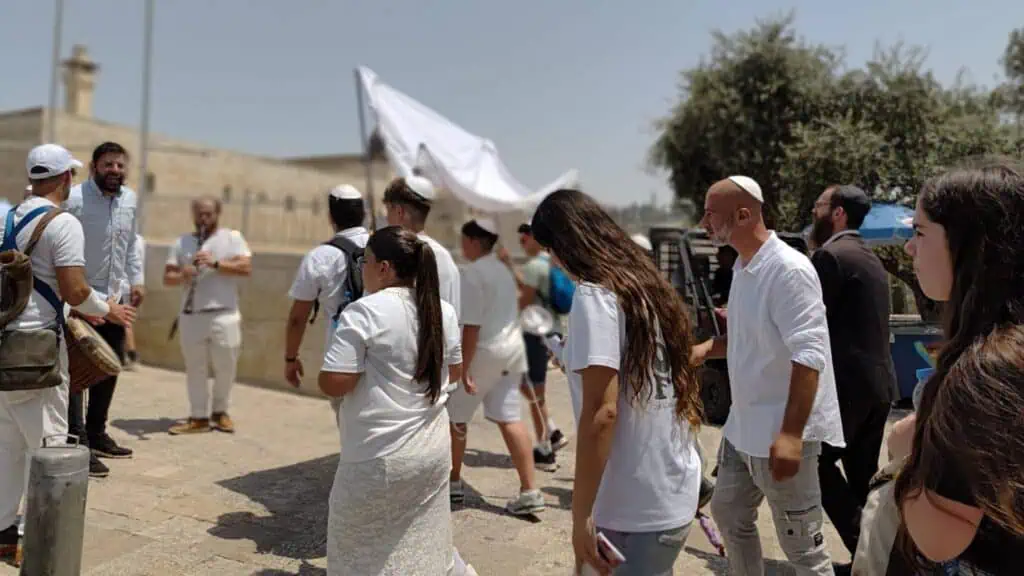 חום כבד ברחבת הכותל המערבי בירושלים עם חוגגים ומתפללים