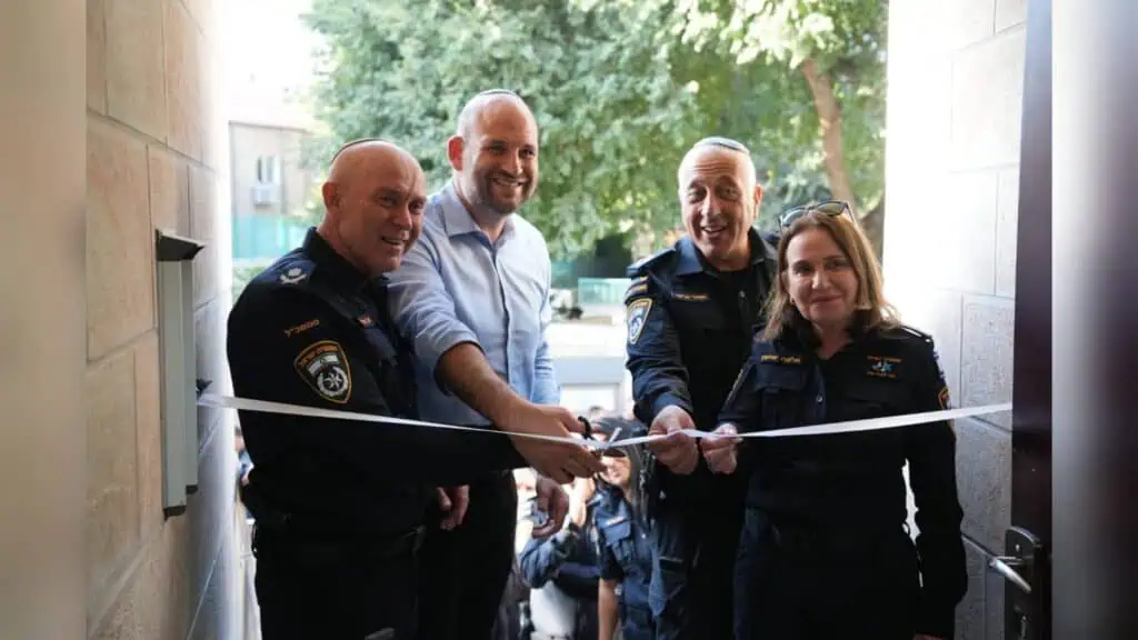 Polis Baitulmaqdis pada majlis perasmian projek perumahan hampir percuma di Nahlaot