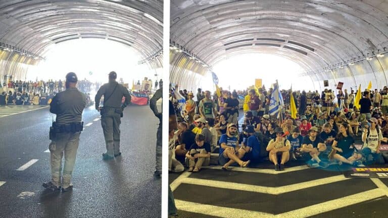 מפגינים יושבים בכביש 16 בירושלים במחאת השבת החטופים, מול כוחות משטרה