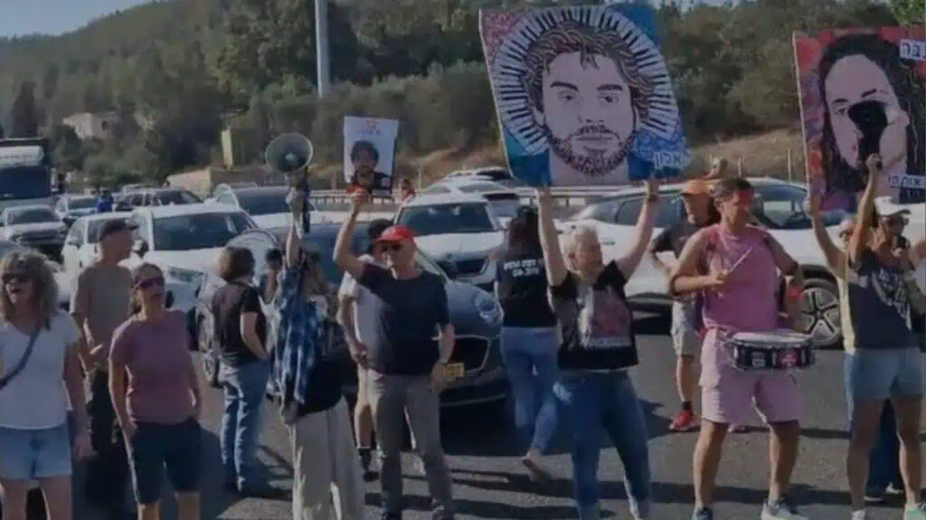 Penunjuk perasaan di Lebuhraya 1 berhampiran Baitulmaqdis menuntut pembebasan tebusan dan cuba menahan konvoi Netanyahu