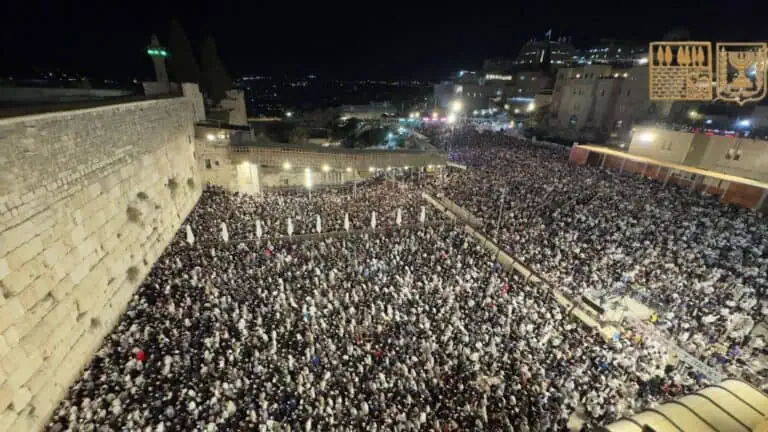 Doa Hari Raya di Baitulmaqdis dengan ribuan jemaah di Tembok Barat