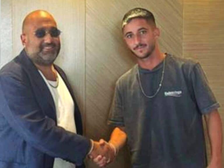 Ziv Ben Shimol joins Beitar Jerusalem, shaking hands with club owner Barak Abramov he