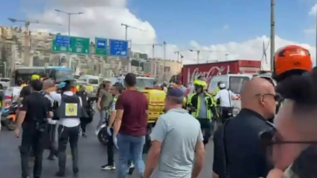 Pasukan penyelamat dan keselamatan di persimpangan Ramot Baitulmaqdis selepas serangan tembakan