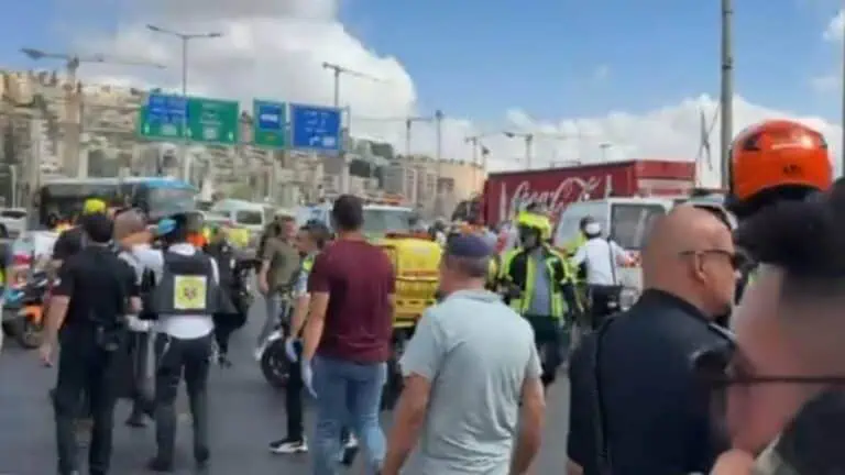 Pasukan penyelamat dan keselamatan di persimpangan Ramot Baitulmaqdis selepas serangan tembakan