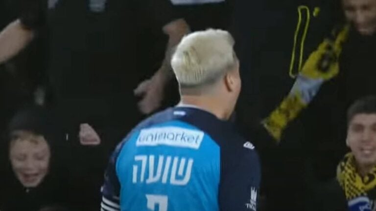 בית"ר ירושלים והאוהדים לפני המשחק מול הפועל תל אביב בבלומפילד, עם דגש על ירדן שועה