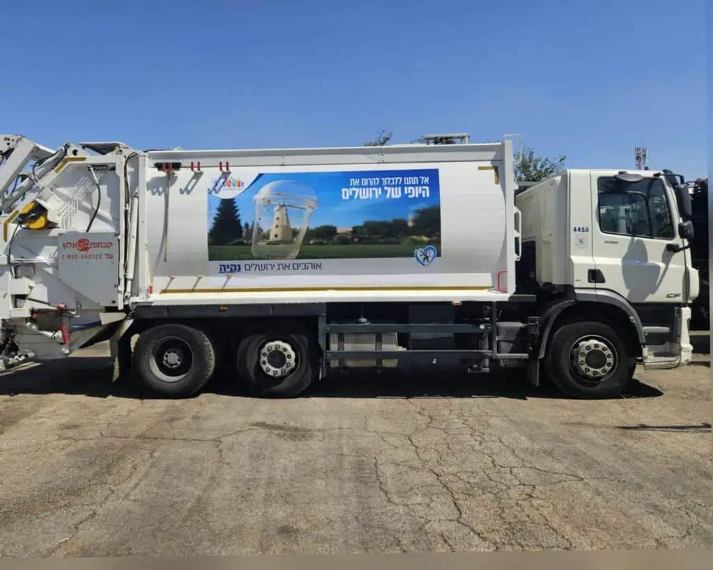 Lori sampah di Baitulmaqdis dengan slogan baharu sempena perayaan Tishrei