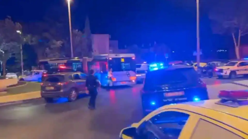 Lokasi tembakan di Gilo, Baitulmaqdis, dengan kereta polis dan ambulans di tempat kejadian