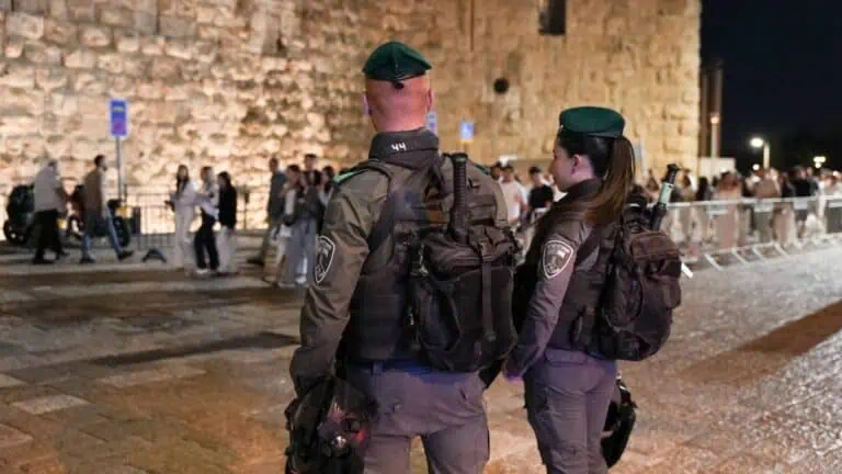 Anggota polis mengawal orang ramai berhampiran tembok Kota Lama Baitulmaqdis semasa perayaan Yahudi 2025