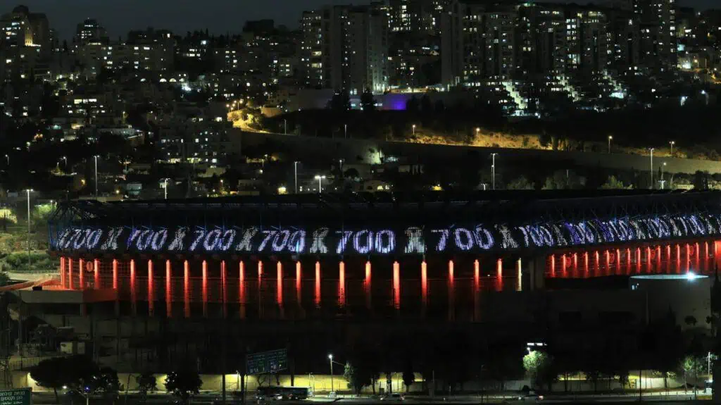 Stadium Teddy di Jerusalem dengan angka 700 untuk mengenang hari-hari tahanan di Gaza