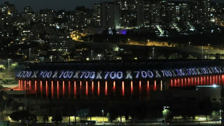 Stadium Teddy di Jerusalem dengan angka 700 untuk mengenang hari-hari tahanan di Gaza